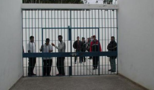 طنجة.. نزلاء يحتجون على المشتبه به في قتل الطفل "عدنان" لحظة إدخاله ومدير السجن يأمر بوضعه في زنزانة انفرادية طنجة.. نزلاء يحتجون على المشتبه به في قتل الطفل "عدنان" لحظة إدخاله ومدير السجن يأمر بوضعه في زنزانة انفرادية