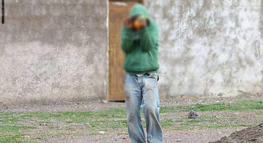 مختل عقلي يزرع الرعب في نفوس النساء ويعتدي على المارّة ببني انصار مختل عقلي يزرع الرعب في نفوس النساء ويعتدي على المارّة ببني انصار