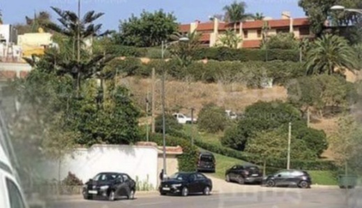 ملياردير طنجاوي يتحدّى الإجراءات الوقائية بتنظيم عشاء حزبي والأمن "يطوّق" قصره ملياردير طنجاوي يتحدّى الإجراءات الوقائية بتنظيم عشاء حزبي والأمن "يطوّق" قصره