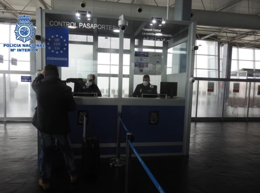 ميناء مليلية.. الشرطة تلقي القبض على مغربيين وإسباني بتهمة تزوير وثائق السفر ميناء مليلية.. الشرطة تلقي القبض على مغربيين وإسباني بتهمة تزوير وثائق السفر