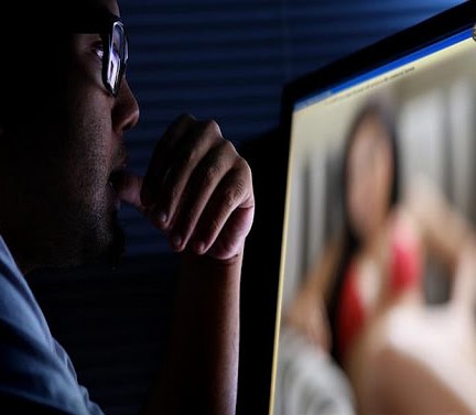  بعدما أنجبا أربعة أطفال.. زوج يكتشف خيانة زوجية عابرة للحدود والزوجة إلى السجن