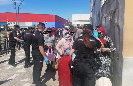 بعد معاناة طويلة.. سلطات الناظور تقرر أخيراً إعادة جميع المواطنين العالقين بمليلية بعد معاناة طويلة.. سلطات الناظور تقرر أخيراً إعادة جميع المواطنين العالقين بمليلية