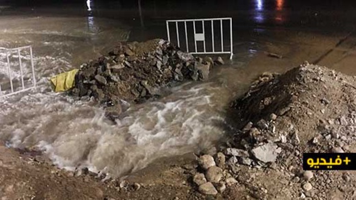 إنفجار أنبوب لشبكة الماء الصالح للشرب يحول الطريق المؤدية لأزغنغان إلى بركة مائية إنفجار أنبوب لشبكة الماء الصالح للشرب يحول الطريق المؤدية لأزغنغان إلى بركة مائية