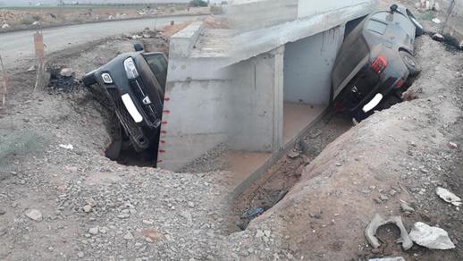 غياب علامات التشوير يتسبب في سقوط سيارة بإحدى القناطر على الطريق الرابطة بين العروي وأفسو غياب علامات التشوير يتسبب في سقوط سيارة بإحدى القناطر على الطريق الرابطة بين العروي وأفسو