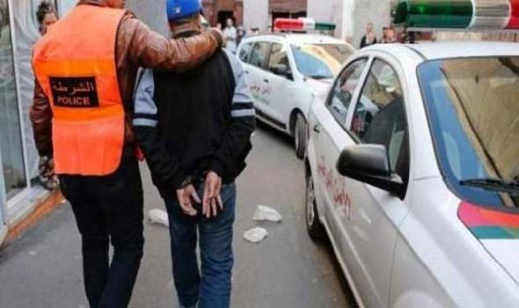 مبحوث عنه يغرّر بطفلة قاصر ومواطنون يحاصرونه والأمن يتدخل لإيقافه 
