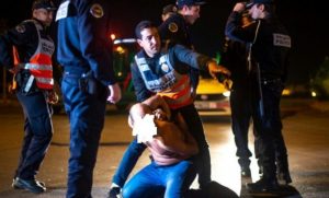 محاولة قتل شرطي عمدا.. المحكمة تدين المتهم ب 15سنة سجنا نافذا محاولة قتل شرطي عمدا.. المحكمة تدين المتهم ب 15سنة سجنا نافذا