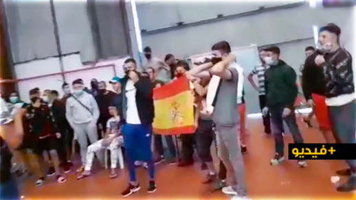 مثير.. شباب مغاربة عالقون بالثغر المحتل يرفعون الراية الإسبانية ويرفضون الرجوع إلى المغرب مثير.. شباب مغاربة عالقون بالثغر المحتل يرفعون الراية الإسبانية ويرفضون الرجوع إلى المغرب