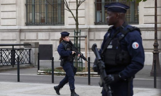 فرنسا.. إصابة شرطيين في حادث إطلاق نار وسرقة أسلحتهما بباريس فرنسا.. إصابة شرطيين في حادث إطلاق نار وسرقة أسلحتهما بباريس