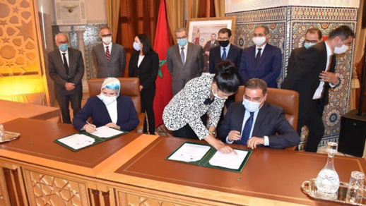 الرحموني والوزيرة المصلي يوقعان اتفاقية دعم ممتهنات التهريب المعيشي الرحموني والوزيرة المصلي يوقعان اتفاقية دعم ممتهنات التهريب المعيشي