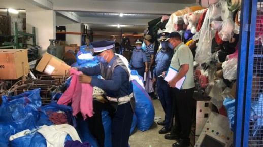 حجز أزيد من 26 ألف وحدة من الملابس الجاهزة المهرَّبة داخل مستودع حجز أزيد من 26 ألف وحدة من الملابس الجاهزة المهرَّبة داخل مستودع