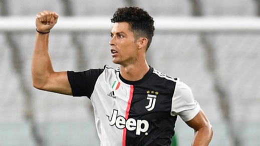 النجم البرتغالي كريستيانو رونالدو لاعب جيفونتيس يصاب بفيروس كورونا