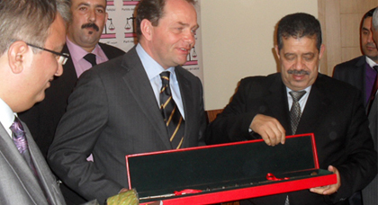 وفد من الحزب الديمقراطي المسيحي الهولندي في لقاء مع الأمين العام لحزب الاستقلال وفد من الحزب الديمقراطي المسيحي الهولندي في لقاء مع الأمين العام لحزب الاستقلال