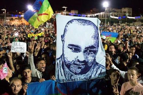 في ذكرى مقتل محسن فكري.. معتقلو “الحراك” يدعون إلى وضع الورود في عتبات المنازل في ذكرى مقتل محسن فكري.. معتقلو “الحراك” يدعون إلى وضع الورود في عتبات المنازل