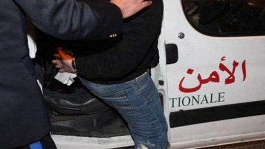 توقيف ثلاثة أشخاص يشتبه تورطهم في قضية تتعلق بحيازة وترويج المخدرات والمؤثرات العقلية توقيف ثلاثة أشخاص يشتبه تورطهم في قضية تتعلق بحيازة وترويج المخدرات والمؤثرات العقلية