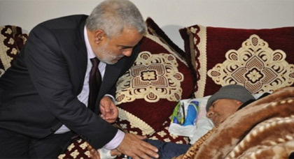 بنكيران يزور الأستاذ الذي طعنه تلميذه ويكشف عن الوجه الإنساني لرئيس الحكومة بنكيران يزور الأستاذ الذي طعنه تلميذه ويكشف عن الوجه الإنساني لرئيس الحكومة