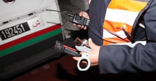 اعتقال شرطي وشخص اخر للاشتباه في ارتباطهما بقضية حيازة مخدرات اعتقال شرطي وشخص اخر للاشتباه في ارتباطهما بقضية حيازة مخدرات