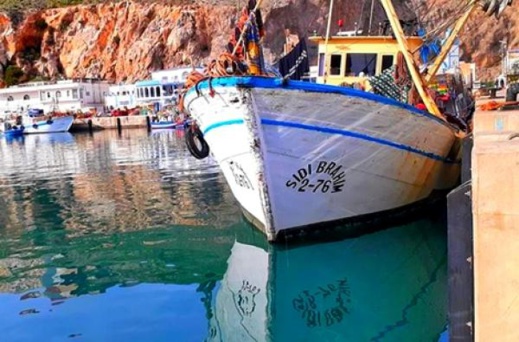 الحسيمة.. البحارة يشتكون من تفاقم سرقة "الحرّاكة" لقواربهم الحسيمة.. البحارة يشتكون من تفاقم سرقة "الحرّاكة" لقواربهم