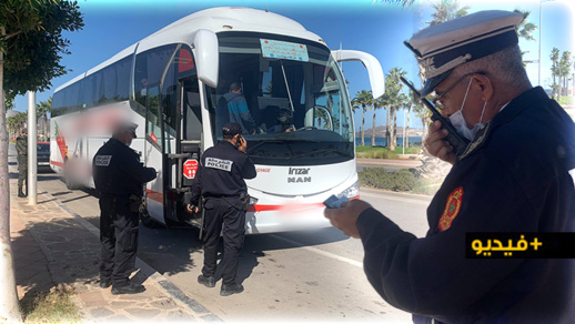 الناظور.. السلطات توقف حافلة بسبب خرقها تدابير الحجر الصحي الجزئي وتنزل جميع الركاب الناظور.. السلطات توقف حافلة بسبب خرقها تدابير الحجر الصحي الجزئي وتنزل جميع الركاب