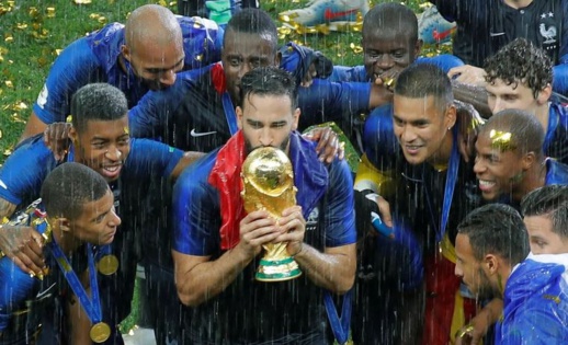 لاعب منتخب فرنسا يهاجم تصريحات ماكرون المناهضة للإسلام لاعب منتخب فرنسا يهاجم تصريحات ماكرون المناهضة للإسلام