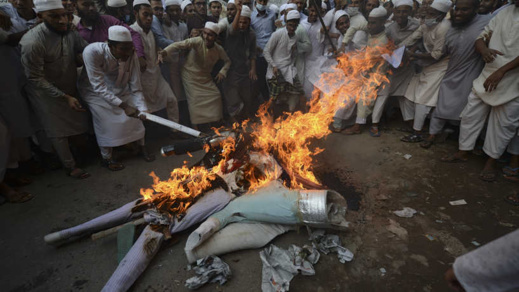 حشود غاضبة تقتل رجلا وتحرق جثته بسبب تدنيس القرآن