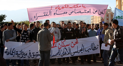 ساكنة تمسمان تثور في وجه "الفتاحي" في مسيرة احتجاجية ببلدة كرونة