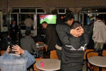 أرباب المقاهي والمطاعم بالحسيمة "يرفضون" تدابير السلطات المحلية بشأن حظر التجوال الليلي