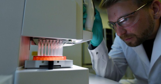 كورونا.. علماء يكتشفون "حيلا" خبيثة يتمكن بها الفيروس من "التمويه" للتخفّي داخل جسم الإنسان كورونا.. علماء يكتشفون "حيلا" خبيثة يتمكن بها الفيروس من "التمويه" للتخفّي داخل جسم الإنسان