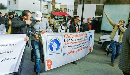 أساتذة "التعاقد" يتضامنون مع زميلتهم في وقفة احتجاجية بالدريوش.. وهذا تاريخ النطق بالحكم أساتذة "التعاقد" يتضامنون مع زميلتهم في وقفة احتجاجية بالدريوش.. وهذا تاريخ النطق بالحكم