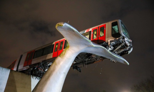 شاهدوا.. مترو أنفاق بروتردام الهولندية "معلق" في الهواء بعد اصطدامه بنصب فني شاهدوا.. مترو أنفاق بروتردام الهولندية "معلق" في الهواء بعد اصطدامه بنصب فني