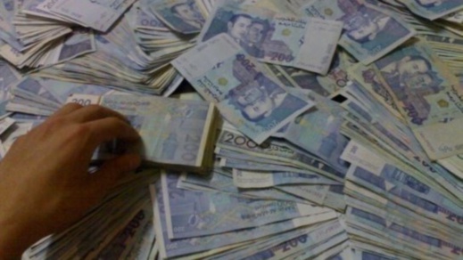 برلماني يكشف: رجال أعمال "أفرغوا" الأبناك من الأموال وكدّسوها في "المخادّ" و"الكوفر فور" برلماني يكشف: رجال أعمال "أفرغوا" الأبناك من الأموال وكدّسوها في "المخادّ" و"الكوفر فور"