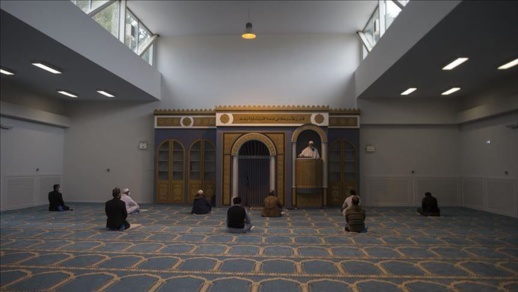 إمام مغربي يؤمّ أول صلاة جمعة في العاصمة اليونانية أثينا في مسجد شيد منذ سنوات