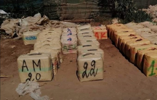 الحسيمة.. حجز طنين و443 كيلوغراما من "الحشيش" على متن سيارة نفعية الحسيمة.. حجز طنين و443 كيلوغراما من "الحشيش" على متن سيارة نفعية