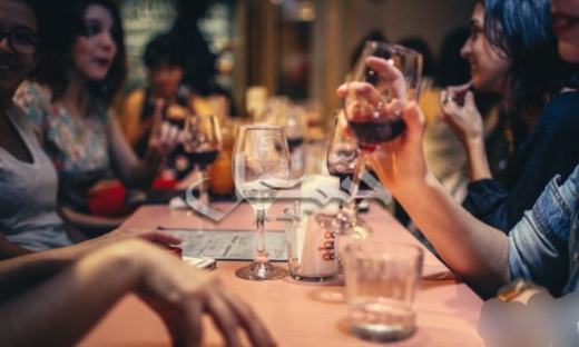 الإمارات تسمح باستهلاك الخمور والسكن المشترك بين الجنسين بدون زواج الإمارات تسمح باستهلاك الخمور والسكن المشترك بين الجنسين بدون زواج