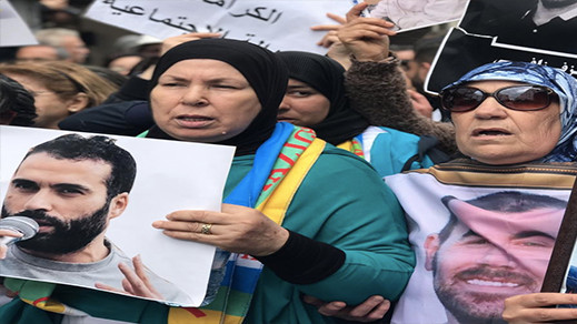 معتقل حراك الريف نبيل أحمجيق يعانق والدته قبل إجراء عملية جراحية