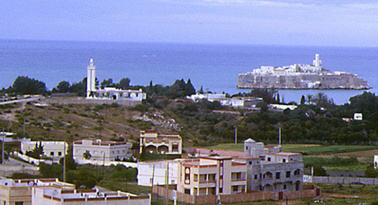 سكان حي الأحباس بالحسيمة يعبرون عن غضبهم من عدم اتمام عمليات التمليك التي أمر بها الملك سكان حي الأحباس بالحسيمة يعبرون عن غضبهم من عدم اتمام عمليات التمليك التي أمر بها الملك