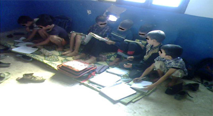 تلاميذ اكورارين بجماعة تغزوت يفترشون الحصير داخل الفصل تحت صفر درجات من الحرارة بإقليم الحسيمة تلاميذ اكورارين بجماعة تغزوت يفترشون الحصير داخل الفصل تحت صفر درجات من الحرارة بإقليم الحسيمة