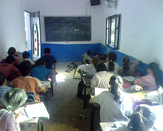 تلاميذ اكورارين بجماعة تغزوت يفترشون الحصير داخل الفصل تحت صفر درجات من الحرارة بإقليم الحسيمة تلاميذ اكورارين بجماعة تغزوت يفترشون الحصير داخل الفصل تحت صفر درجات من الحرارة بإقليم الحسيمة