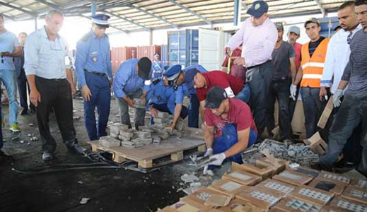 مصالح الجمارك تطيح بأفراد عصابة خلال محاولتهم تهريب ما يفوق طنا من المخدّرات في شاحنة "زليج" مصالح الجمارك تطيح بأفراد عصابة خلال محاولتهم تهريب ما يفوق طنا من المخدّرات في شاحنة "زليج"