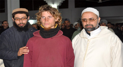 بلجيكي يعلن إسلامه وينطق الشهادتين بالمسجد القديم بزايو بلجيكي يعلن إسلامه وينطق الشهادتين بالمسجد القديم بزايو