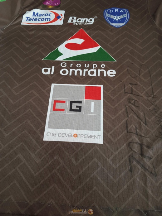 ناصر الزفزافي يهدي جماهير الحسيمة قميصين رياضيين يحملان توقيعه ناصر الزفزافي يهدي جماهير الحسيمة قميصين رياضيين يحملان توقيعه