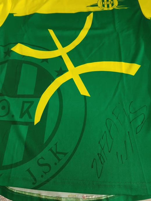 ناصر الزفزافي يهدي جماهير الحسيمة قميصين رياضيين يحملان توقيعه ناصر الزفزافي يهدي جماهير الحسيمة قميصين رياضيين يحملان توقيعه