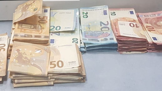 جمارك ميناء بني أنصار تحبط عملية تهريب 19 ألف يورو بحوزة مهاجر مغربي جمارك ميناء بني أنصار تحبط عملية تهريب 19 ألف يورو بحوزة مهاجر مغربي