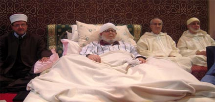 شيخ الطريقة القادرية البودشيشية ببركان يلتقي بمريديه القادمين من خمس قارات شيخ الطريقة القادرية البودشيشية ببركان يلتقي بمريديه القادمين من خمس قارات