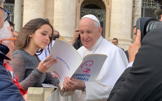 بابا الفاتيكان يثير الجدل بعد إبداء "إعجابه" بعارضة أزياء برازيلية وهي ترتدي ملابس "قصيرة" بابا الفاتيكان يثير الجدل بعد إبداء "إعجابه" بعارضة أزياء برازيلية وهي ترتدي ملابس "قصيرة"