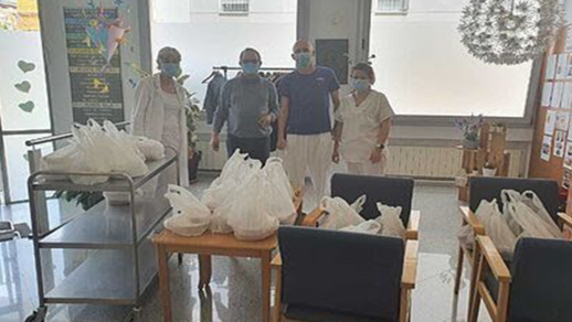 مغربي بإسبانيا يخصّص مطعمه لتوزيع وجبات مجانية علی رجال الشرطة والأطباء في "زمن كورونا" مغربي بإسبانيا يخصّص مطعمه لتوزيع وجبات مجانية علی رجال الشرطة والأطباء في "زمن كورونا"