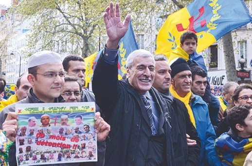 وعد بفتح قنصلية لها في العيون.. المعارض الجزائري مهني يناشد المغرب دعمه لتحقيق استقلال "القبايل" وعد بفتح قنصلية لها في العيون.. المعارض الجزائري مهني يناشد المغرب دعمه لتحقيق استقلال "القبايل"