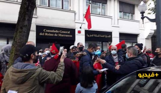  جزائريون يشاركون المغاربة وقفة احتجاجية ضد استفزازات ميليشيات البوليساريو بإسبانيا 