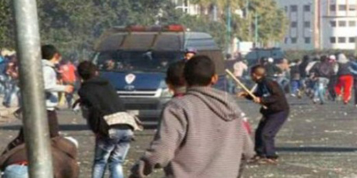 توقيف 13 مشجعا لأندية كروية رشقوا القوات العمومية بالحجارة توقيف 13 مشجعا لأندية كروية رشقوا القوات العمومية بالحجارة