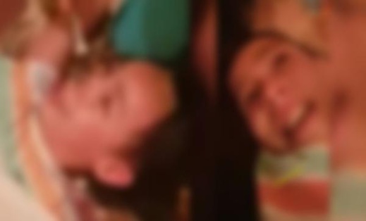فيديو خطير..أم مغربية تحرق أنف ابنتها بسبب " أكل الخنونة " أمام أعين أفراد الأسرة