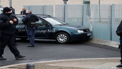 سيارة تقتحم بوابة المستشارة الألمانية ببرلين 